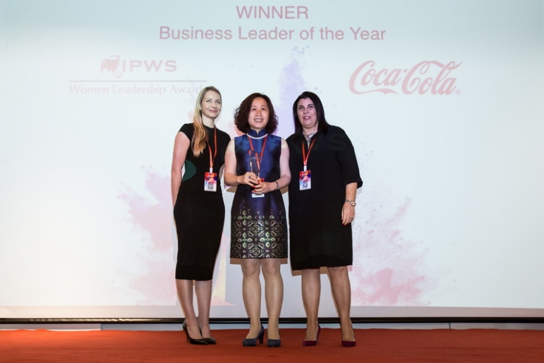 IPWS主席Tiziana Figliolia（右）及副主席Amanda Argentieri（左）向年度商业领袖奖获得者途丽（Veronique Toully）的领奖代表（中）授予殊荣.jpg