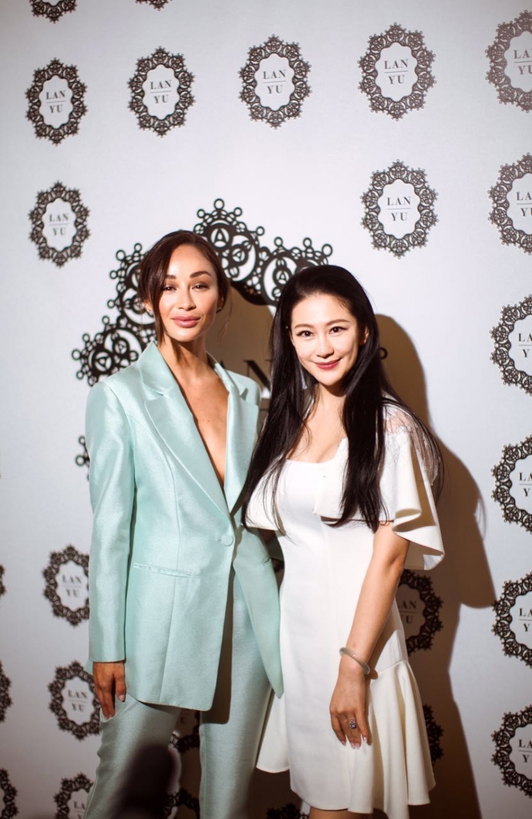 设计师兰玉与好莱坞演员Cara+Santana.jpg