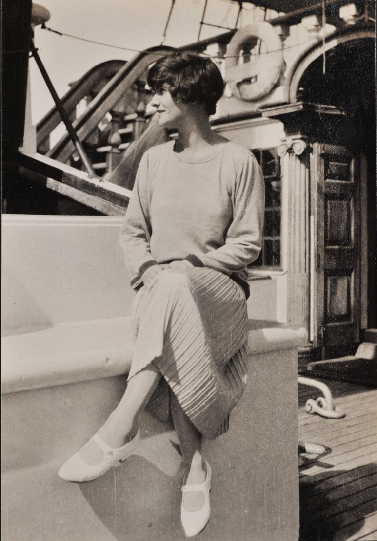 1926_Chanel sur le pont du Flying Cloud_02.jpg