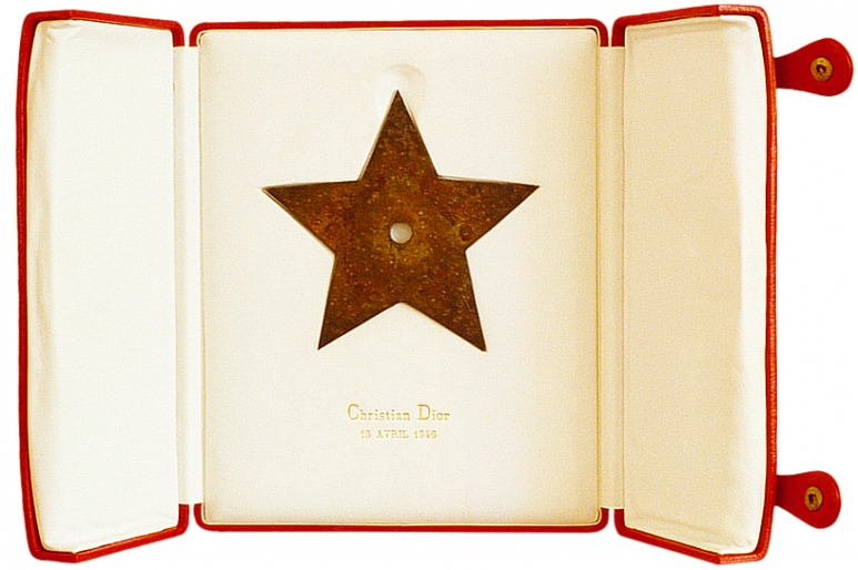 1946年4月18日，-Christian-Dior捡到的一枚铁质五角星，这成为了他的幸运符.jpg