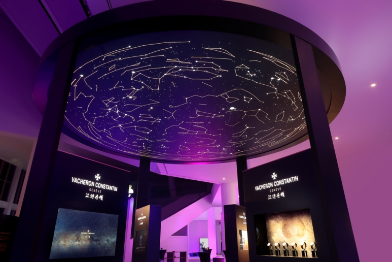 4.-由巴黎天文台推算得出的1755年9月17日江诗丹顿诞生日当晚日内瓦上空的星空图，与展厅内的天文复杂功能熠熠辉映.jpg