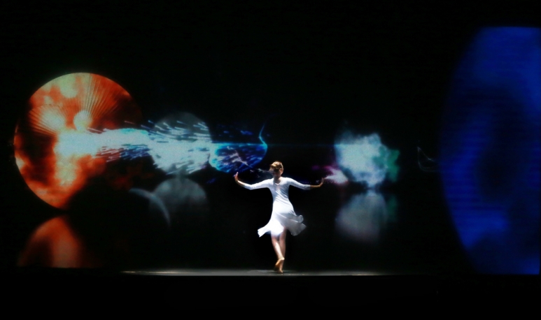 13.-舞者在璀璨迷人的宇宙星河之幕下翩然起舞，一段以苍穹寰宇为题的全息影像舞蹈带领宾客领略“浩渺无距，时光无垠”.jpg