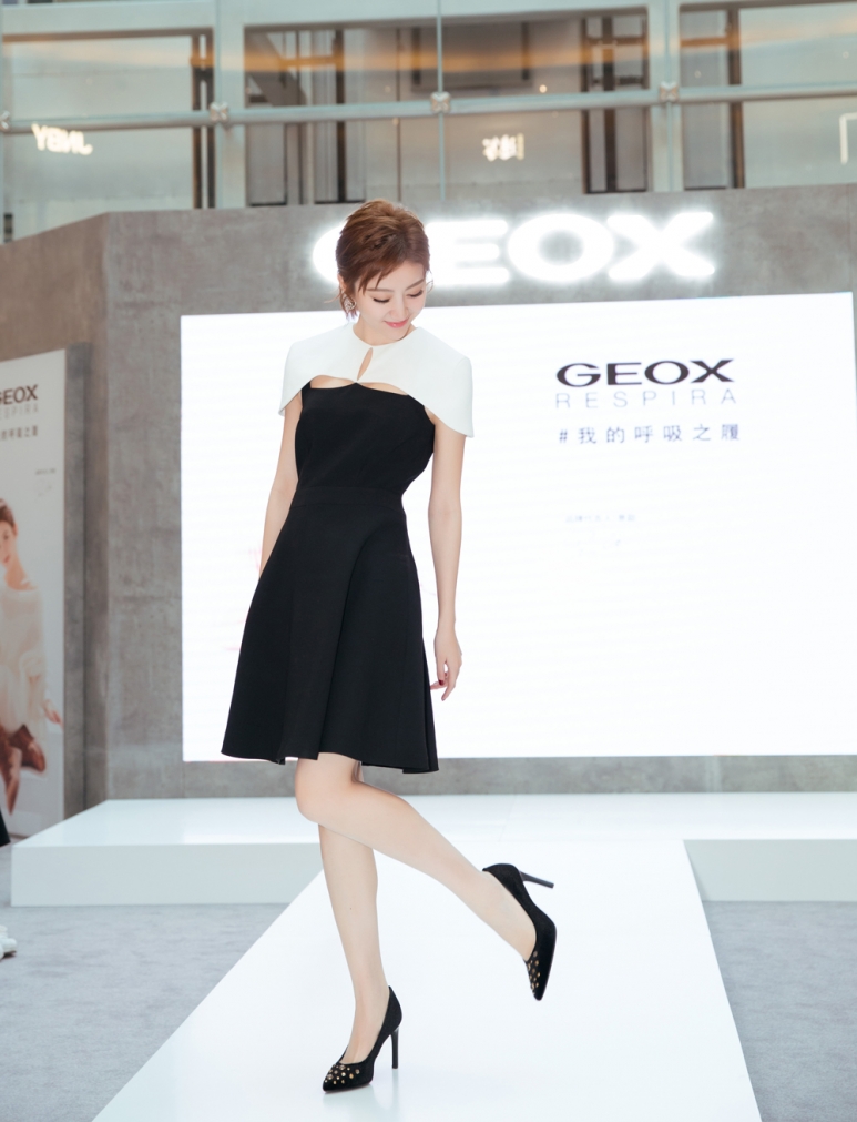 图3-GEOX大中华区品牌代言人景甜展示GEOX秋冬限量版鞋款.JPG