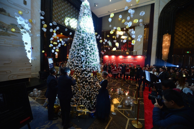 酒店总经理陈国宾先生及酒店贵宾为圣诞树剪彩、点亮圣诞树.JPG