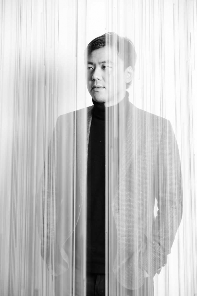 图为《无限节奏》艺术展及冬季橱窗创作者高入云先生。.jpg