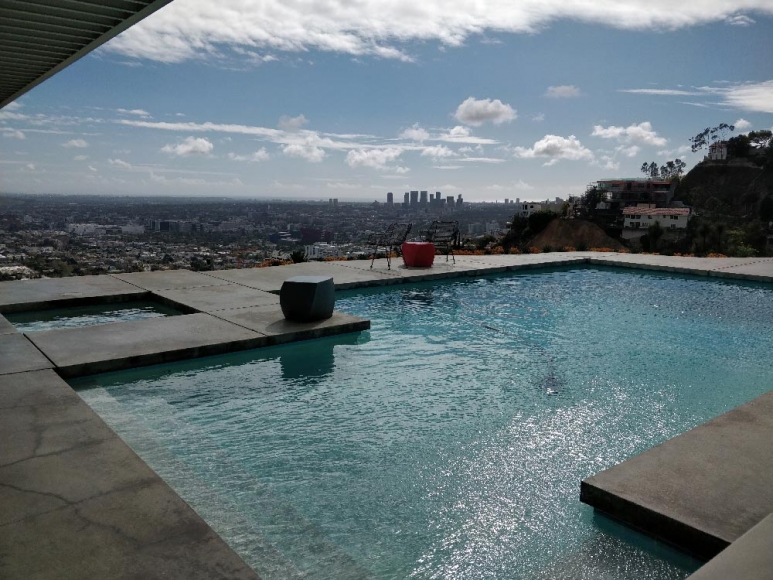 在Stahl-House的泳池眺望洛杉矶.jpg