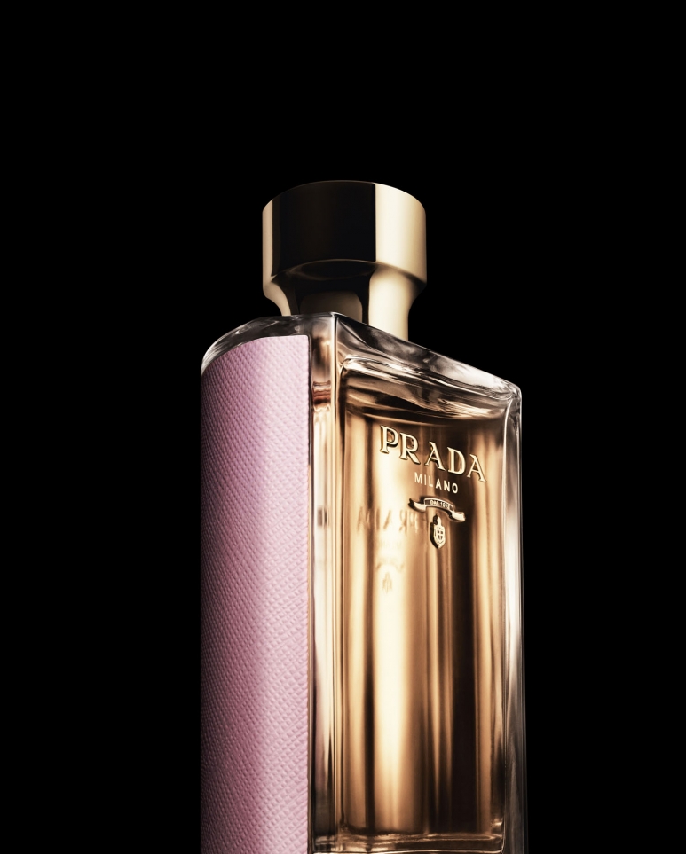 Bottle_Face_Zoom_LaFemmePradaLeau.jpg