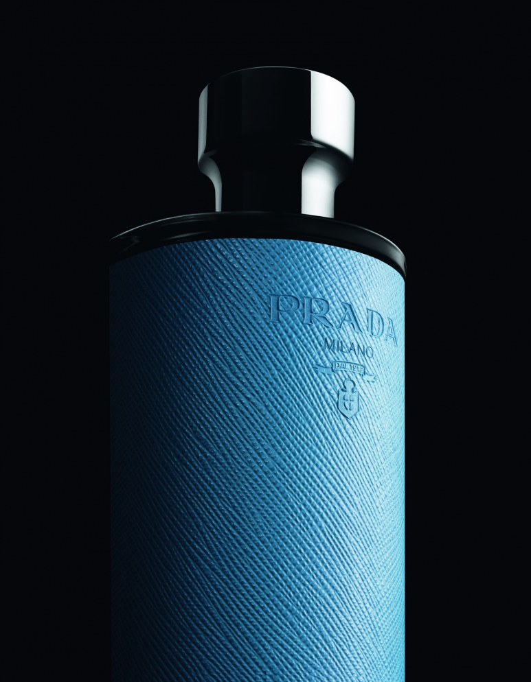 Bottle_Back_Zoom_L'HommePradaLeau.jpg