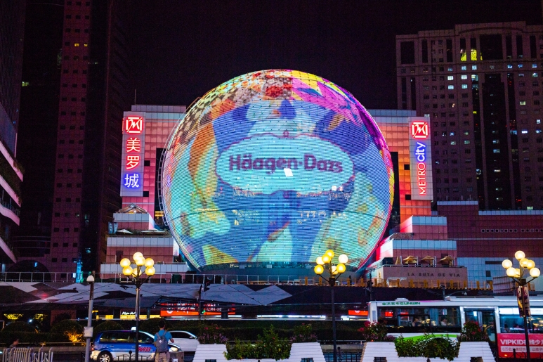 图1：哈根达斯在美罗城球型大屏幕助力千人为爱发声.jpg