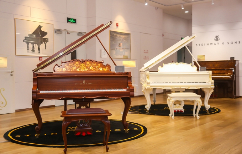 6施坦威高端定制“花语”系列钢琴（左）和施坦威路易十五钢琴（右）.jpg