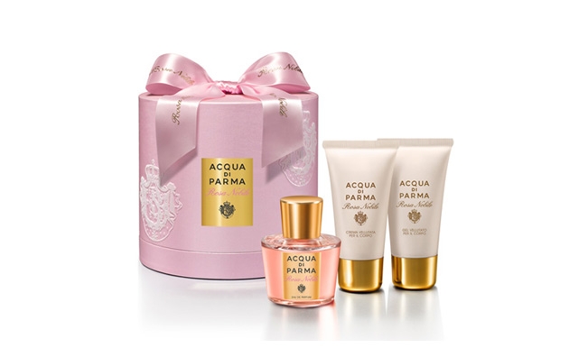 <strong>Acqua Di Parma 高贵玫瑰限量礼盒</strong><p><span>浪漫柔美的粉色礼盒中高贵玫瑰香水（50ml）和两支高贵玫瑰身体乳霜（50ml），令你在这个圣诞充满玫瑰芬芳。</span></p><div></div><div></div>
