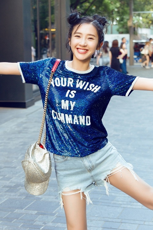 6. 唐艺昕佩戴IWC万国表达文西月相自动腕表36.jpg