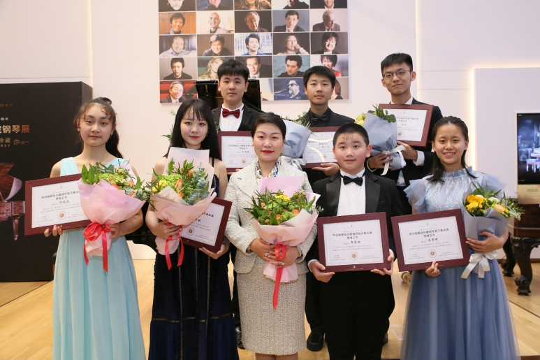 4施坦威钢琴亚太区总裁位炜女士与明日之星合影留念.jpg