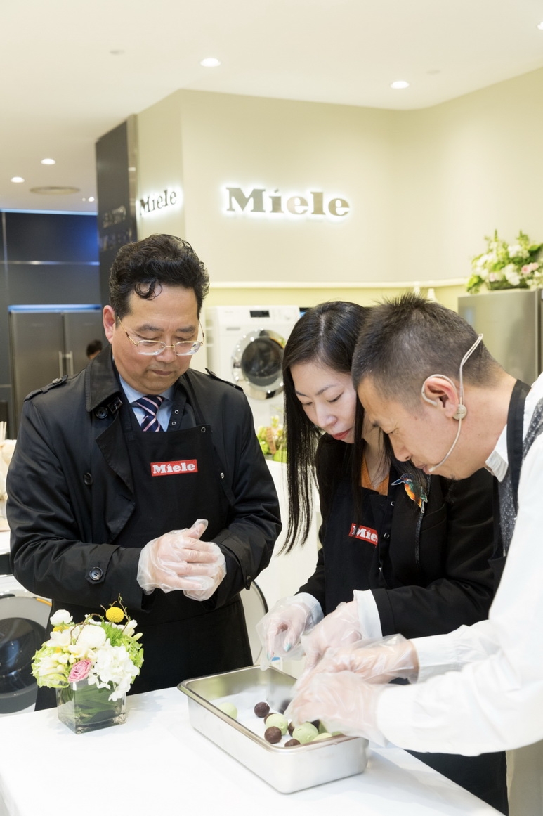 Miele&ldquo;美食创意官&rdquo;管家老师邀请现场嘉宾互动，共同准备青团并用Miele蒸炉完成烹饪.jpeg