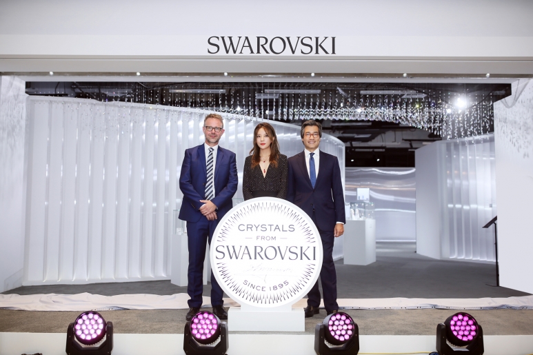 著名演员导演赵薇和施华洛世奇专业部首席执行官Taro Nordheider先生及大中华区高级副总裁Flemming Nielsen先生一同参与活动开幕典礼.jpg