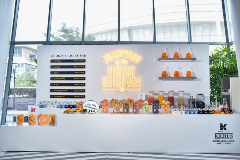 吧台供有富含VC成分的鲜榨复合果汁 (2).jpg